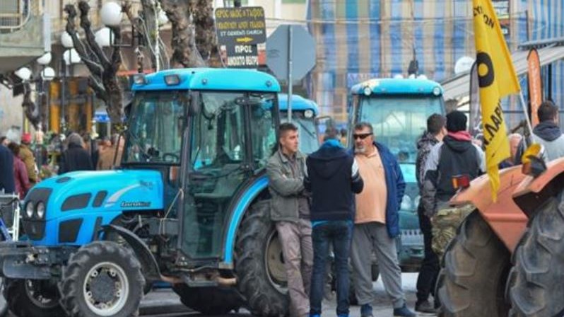 Οι αγρότες στον Τύρναβο έβγαλαν τα τρακτέρ στους δρόμους: Η κυβέρνηση θα μας βρει απέναντί της