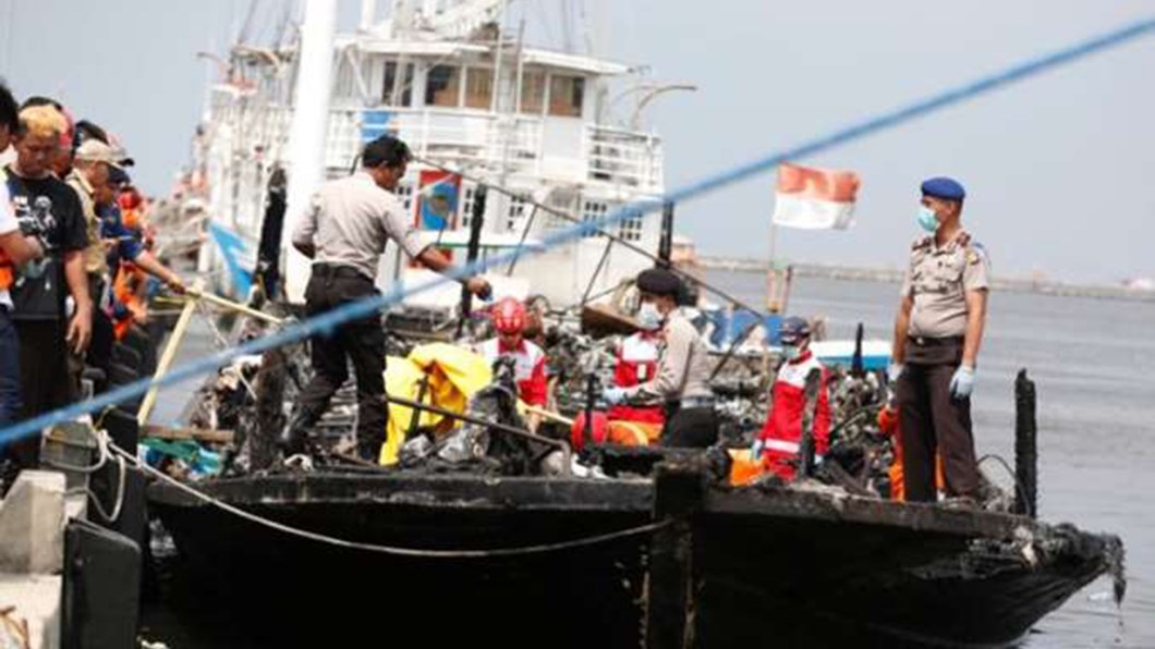 Δεκάδες αγνοούμενοι μετά την ανατροπή ταχύπλοου σκάφους στην Ινδονησία