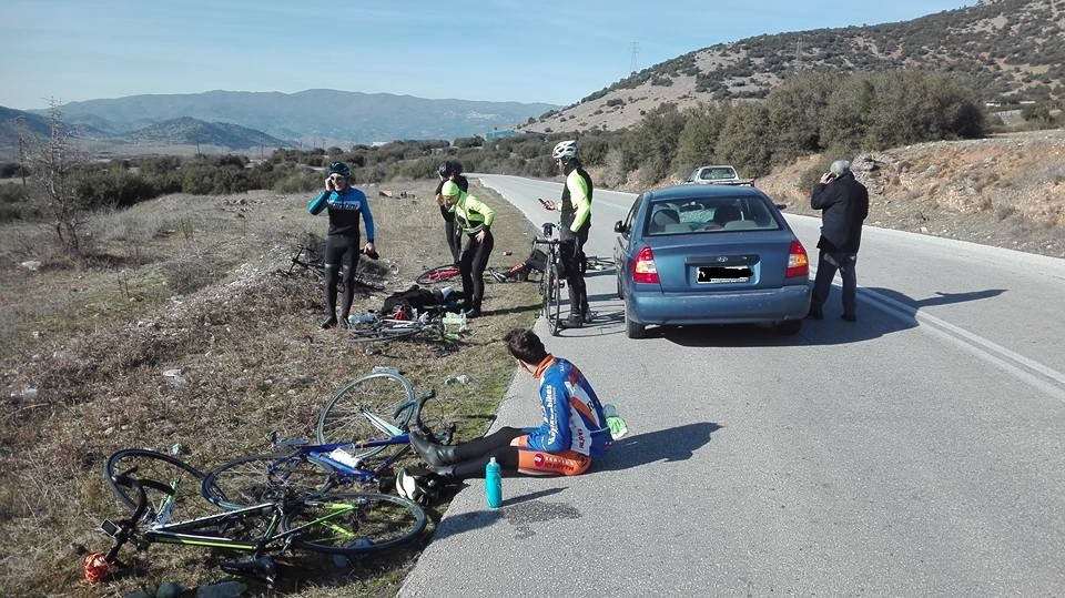 Φωτογραφίες από το ατύχημα με τους ποδηλάτες στη Λάρισα
