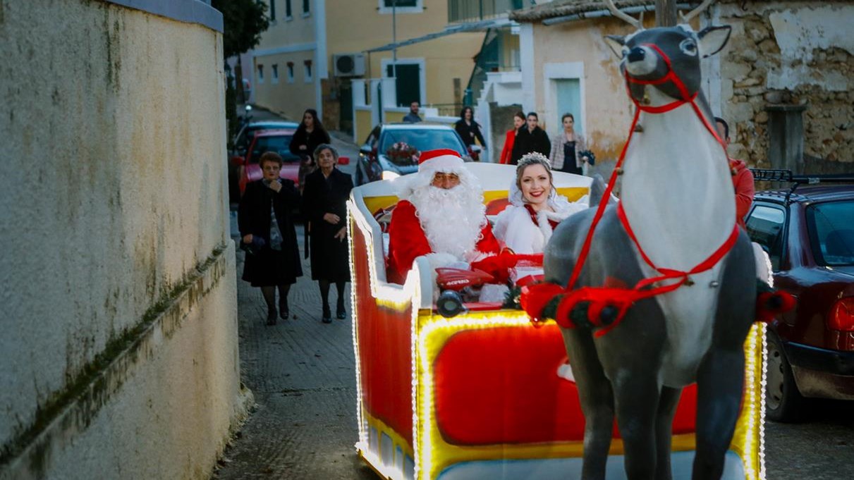 Παραμυθένιος γάμος στην Κεφαλονιά – Ο… Άγιος Βασίλης πήγε τη νύφη στην εκκλησία – ΦΩΤΟ