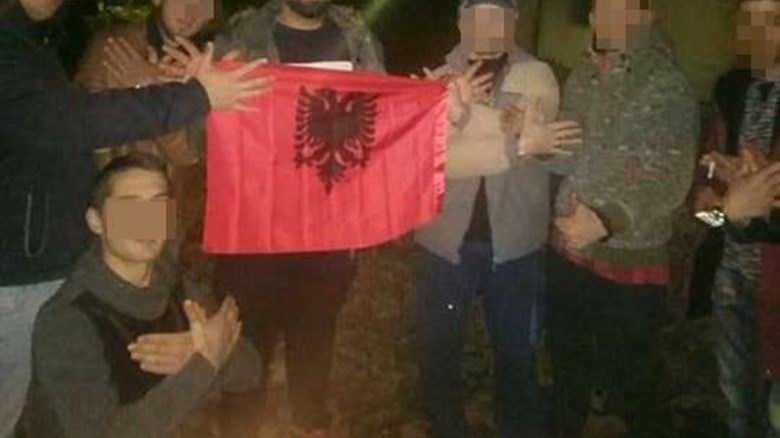 Οι φωτογραφίες των νεαρών Αλβανών που έχουν προκαλέσει σάλο στο διαδίκτυο