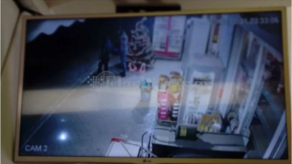 Ντοκουμέντο: Η κάμερα “έπιασε” τον οδηγό που διαμέλισε τον λαχειοπώλη λίγο πριν την αλλαγή του έτους – ΦΩΤΟ