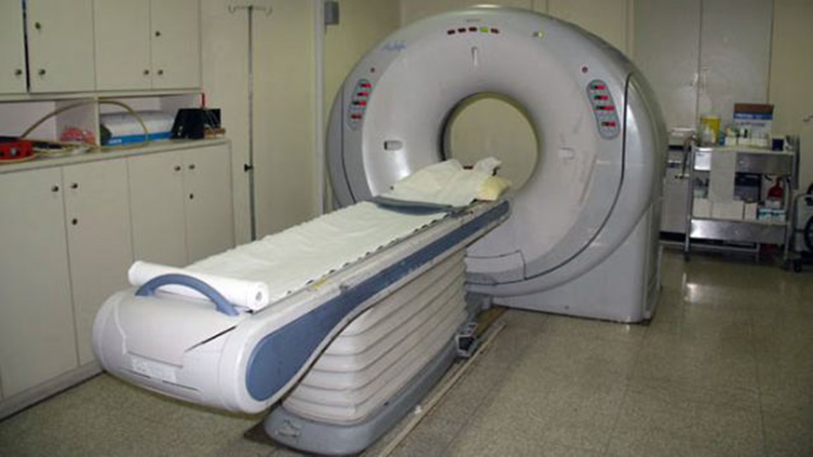 Εκτός εαυτού νεαρός έβγαλε πιστόλι στο θάλαμο του αξονικού τομογράφου και απειλούσε τους γιατρούς