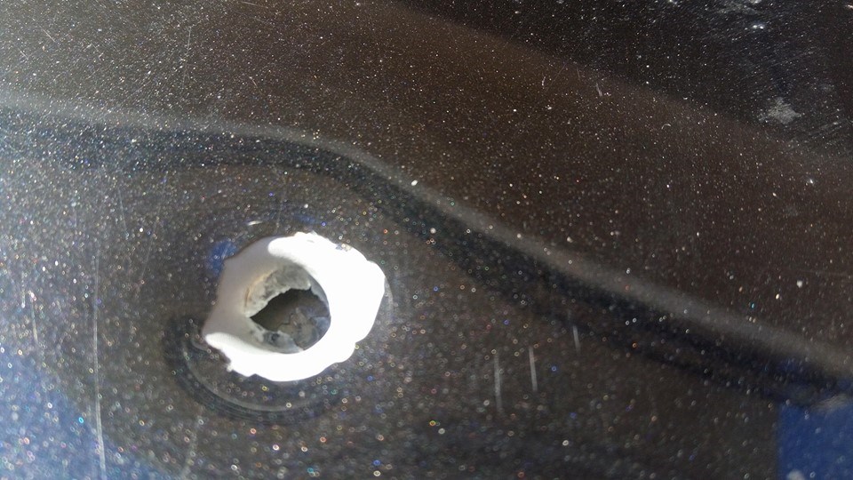Τρόμος στα Χανιά – Δείτε που καρφώθηκε αδέσποτη σφαίρα από μπαλωθιά – ΦΩΤΟ