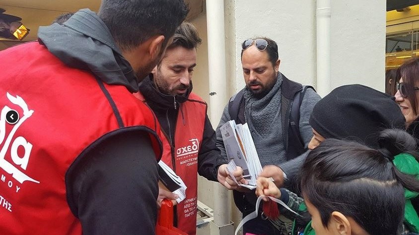 Ο Γιώργος Μαυρίδης και η Μόλυ πουλάνε την «Σχεδία» στο κέντρο της Θεσσαλονίκης -ΦΩΤΟ