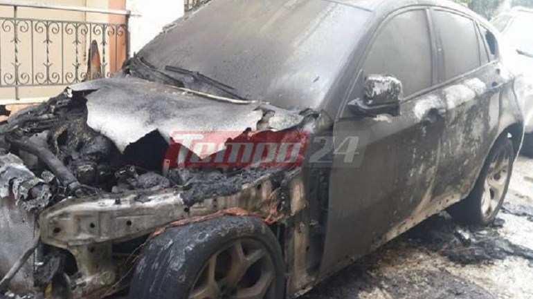 «Κάρβουνο» έγιναν σταθμευμένα αυτοκίνητα στην Πάτρα – ΦΩΤΟ