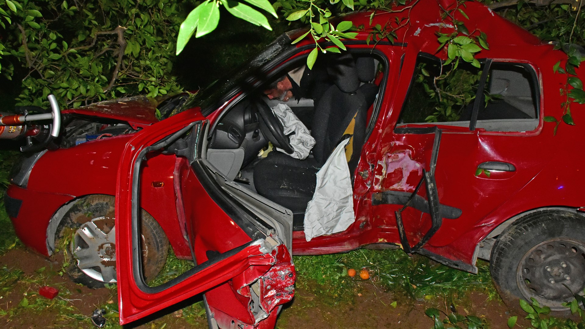 “Βούτηξε” σε χωράφι με το αυτοκίνητό της αλλά βγήκε ζωντανή από τις λαμαρίνες – ΒΙΝΤΕΟ – ΦΩΤΟ