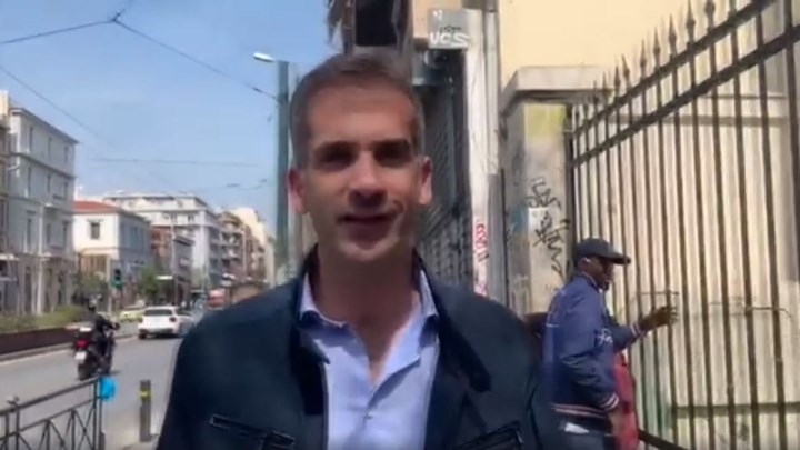 Ο Κώστας Μπακογιάννης καταγράφει το παρεμπόριο έξω από την ΑΣΟΕΕ – ΒΙΝΤΕΟ