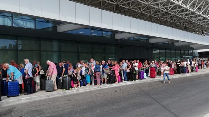 Ατελείωτες ουρές στο αεροδρόμιο της Κέρκυρας από πελάτες της Thomas Cook – ΦΩΤΟ – BINTEO