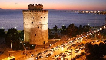 Εντυπωσιακές εικόνες στη Θεσσαλονίκη – Γιατί ο Λευκός Πύργος έγινε… μωβ – ΦΩΤΟ