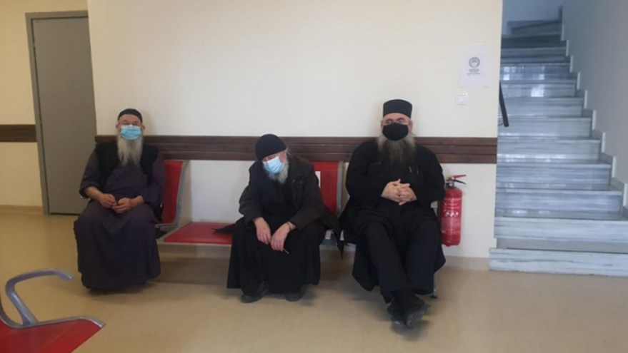 Κορονοϊός: Εμβολιάστηκαν οι πρώτοι μοναχοί στο Άγιον Όρος