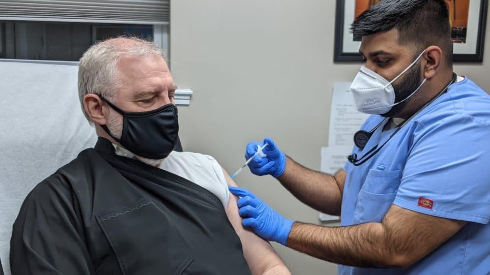 Κορονοϊός: Εμβολιάστηκε ο Αρχιεπίσκοπος Αμερικής Ελπιδοφόρος – Το μήνυμά του στα social media