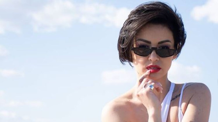 Σοβαρό τροχαίο για την τραγουδίστρια Μαρία Τζινέρη – Νοσηλεύεται στο ΚΑΤ