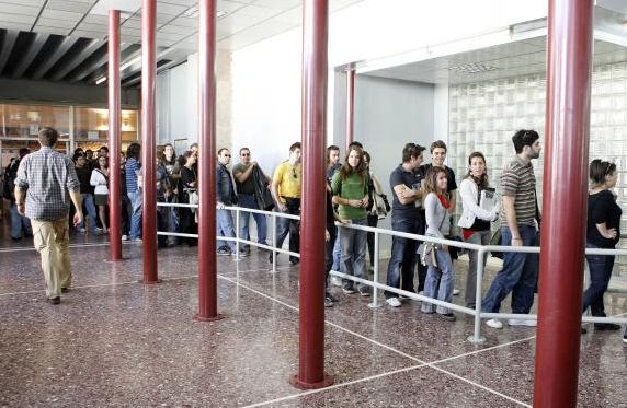 Οι φοιτητές πάνε λέσχη