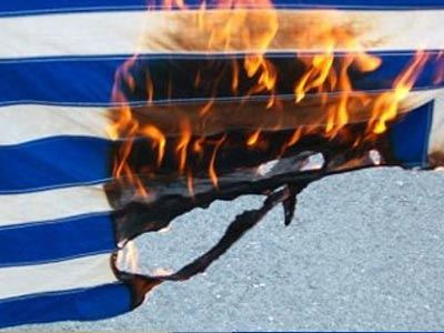 Πήγε να κάψει την τράπεζα, αλλά έκαψε τη σημαία!