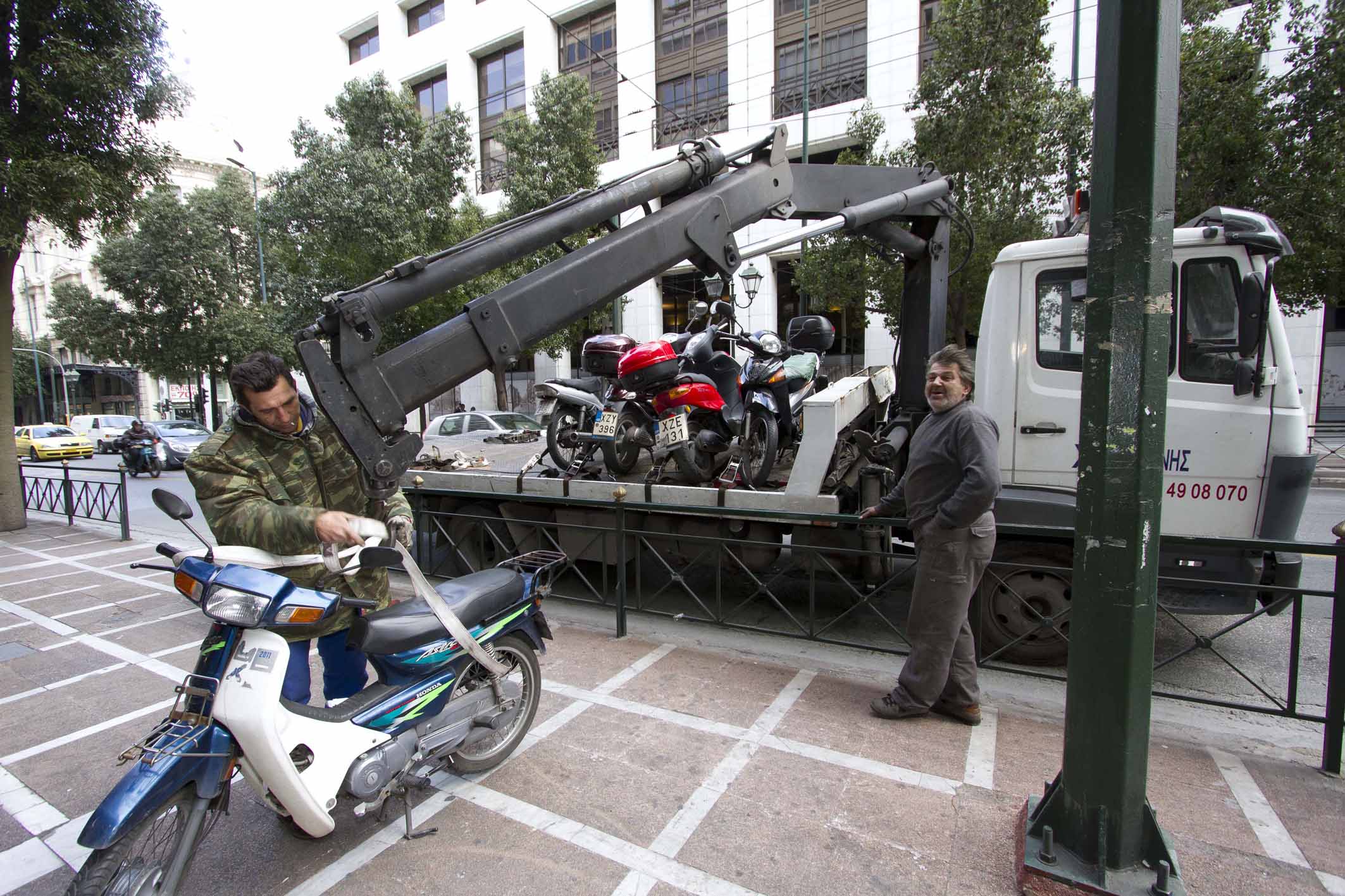 Συμβαίνει τώρα: ”Σκούπα” για μηχανάκια στη Σταδίου