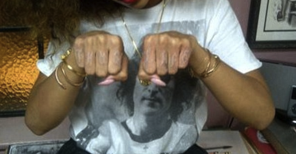 Ποια τραγουδίστρια έκανε αυτό το εμπνευσμένο από τον Tupac τατουάζ;