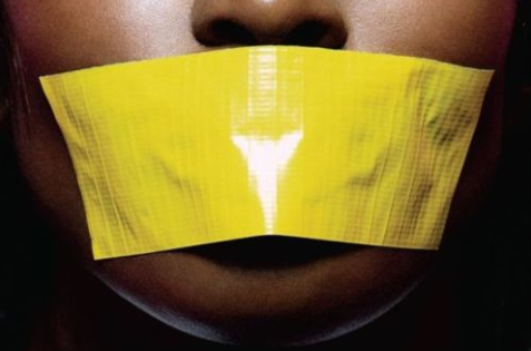 Φίμωνε τους μαθητές του την ώρα του μαθήματος!