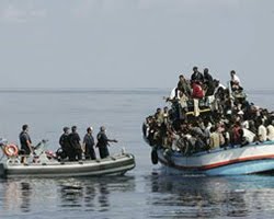 ΤΩΡΑ: Στην Πύλο μεταφέρονται οι λαθρομετανάστες