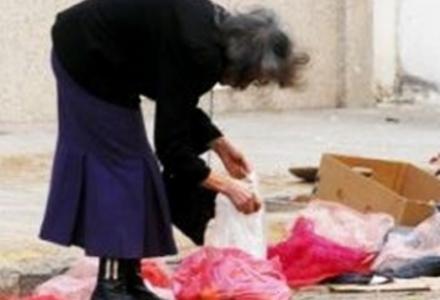 ΣΟΚ: Ηλικιωμένη και σκύλος ψάχνουν μαζί στα σκουπίδια για ένα κομμάτι ψωμί