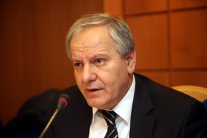 «Καταρρέουν οι δήμοι»