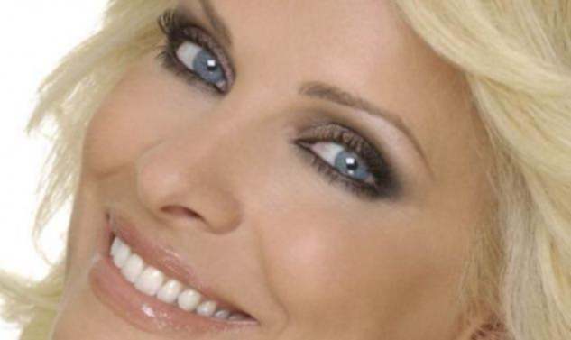 Εδώ ο κόσμος καίγεται και η Μενεγάκη… χτενίζεται