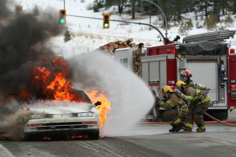 ΤΩΡΑ: Φωτιά σε αυτοκίνητο στην Πάτρα