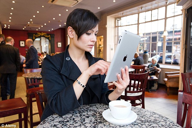 Δείτε τι συμβαίνει στα εργοστάσια της Apple