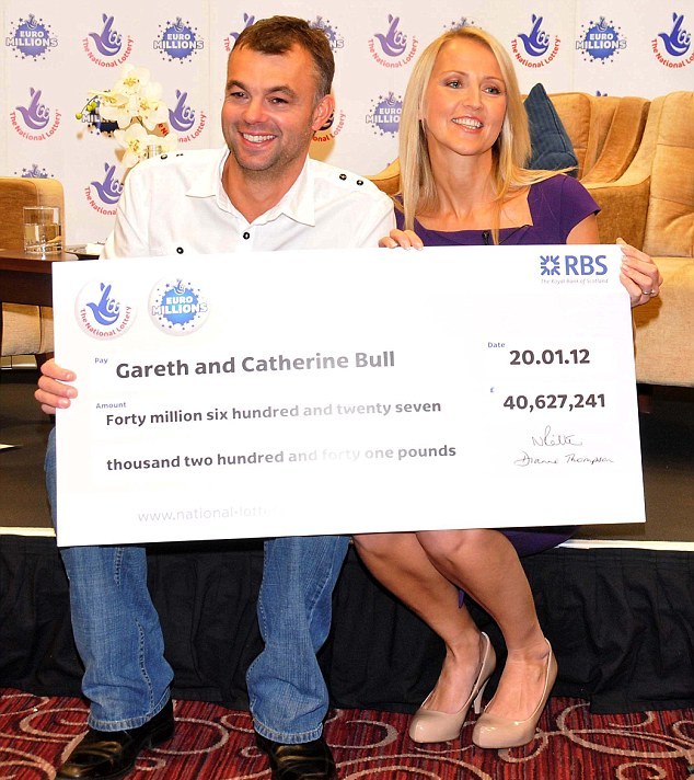 Ζευγάρι από την Βρετανία κέρδισε 41 εκατ. λίρες στην λοταρία!