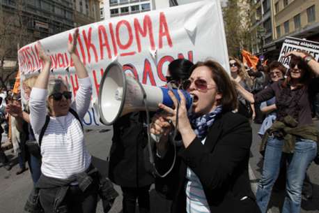 ΤΩΡΑ: Κομφούζιο στο κέντρο από την πορεία εργαζομένων στα νοσοκομεία