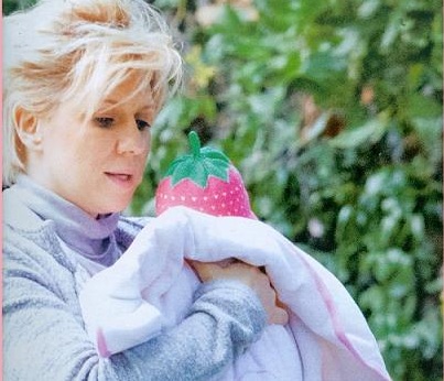 Γιατί η Καραβάτου δεν μπορεί να αγκαλιάσει την κόρη της;