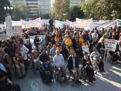 Εξαθλίωσαν τα άτομα με αναπηρία
