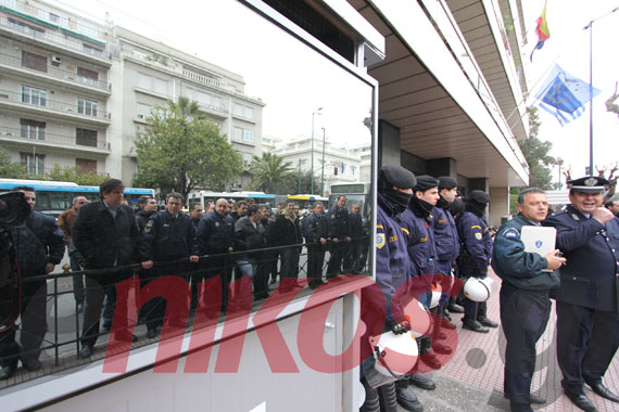 Στα γραφεία της Ε.Ε. οι αστυνομικοί