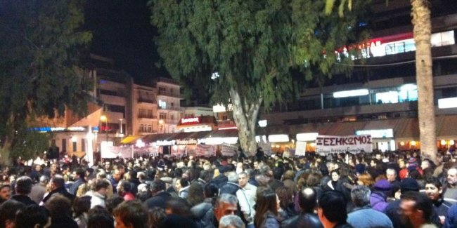 Με κεριά και κατσαρόλες