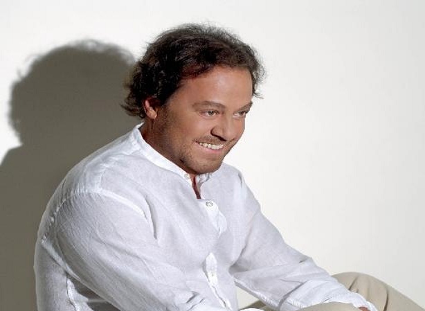 Τραγουδά για τον έρωτα!