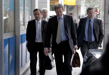 Οι μαχαιριές της τρόικας