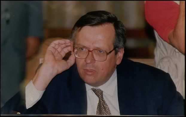 “Να φύγουν 400.000 δημ.υπάλληλοι”