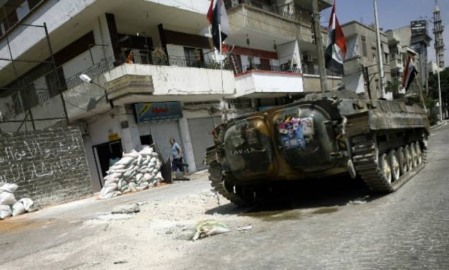 Σφυροκοπούν τη Χομς