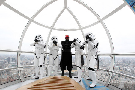 Ο Darth Maul υπόταξε το London Eye
