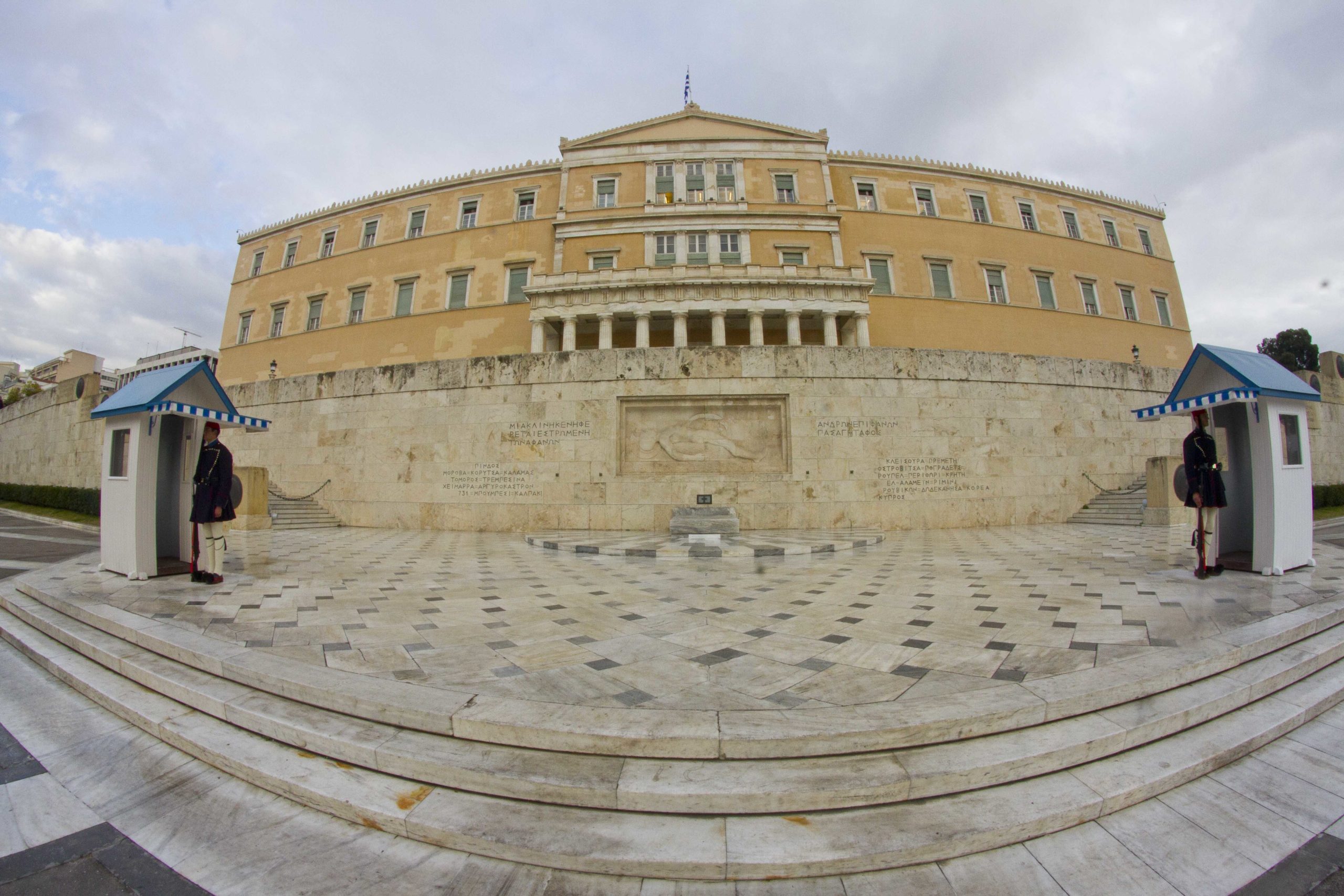 «Η Ελλάδα είναι ένα κενό»