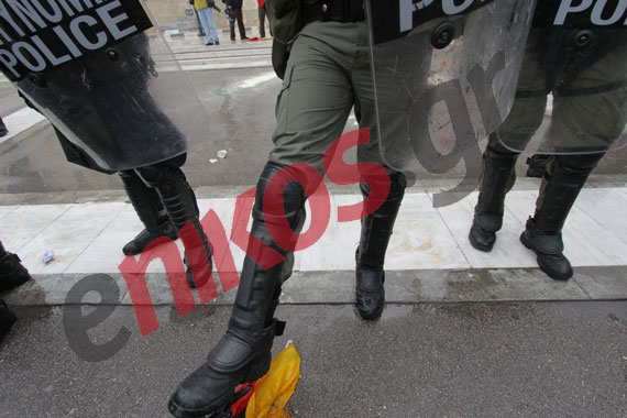 Τα ΜΑΤ πάτησαν τη γερμανική σημαία