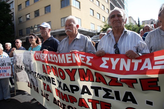 Στα “μαχαίρια” για τις επικουρικές