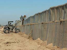 “Σηκώνουν” το φράχτη….