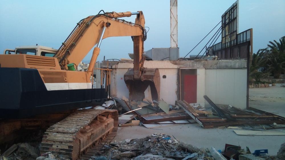 Γκρεμίζουν στη Ζαχάρω