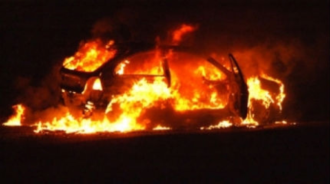 Πήγε να την κάψει ζωντανή