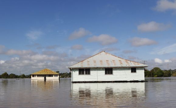 Εγκαταλείπουν τα σπίτια τους
