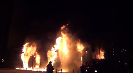 Τώρα-Λεηλατούν τη ΔΟΥ Βόλου