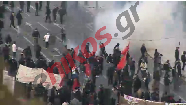 Τώρα-Πετάνε χημικά σε Γλέζο και Θεοδωράκη