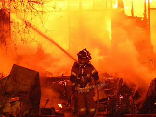 Τώρα- καίγεται φορτηγάκι σε πιλοτή