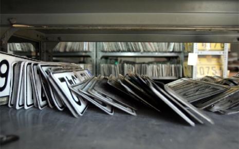 Γεμάτη πλαστές πινακίδες η Πάτρα